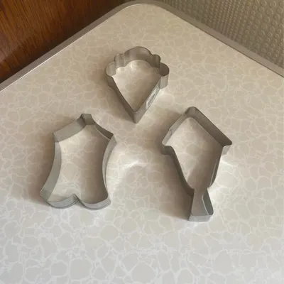 Lot de 3 emporte-pièces en métal, formes originales et décoratives.